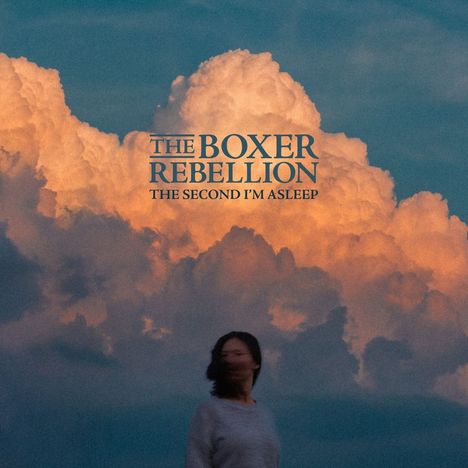 "The Boxer Rebellion: The Second I'm Asleep." Eine Person vor dramatischen, orangefarbenen Wolken im Hintergrund.
