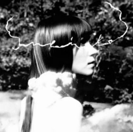 Der Text "Tweakin'" in geschwungener Schrift. Schwarz-weißes Porträt einer Person im Profil mit langen Haaren.