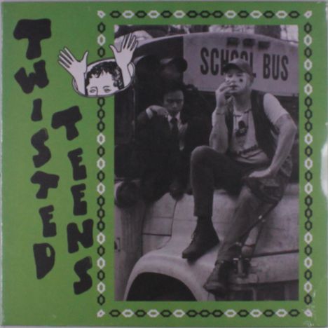 "TWISTED TEENS" steht links. Zwei junge Männer sitzen lässig auf einem Schulbus. Ein gezeichneter Kopf mit Händen oben.