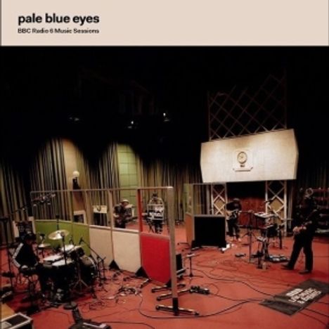 „pale blue eyes, BBC Radio 6 Music Sessions“. Musiker spielen in einem Studio, umgeben von Schallschutzwänden.
