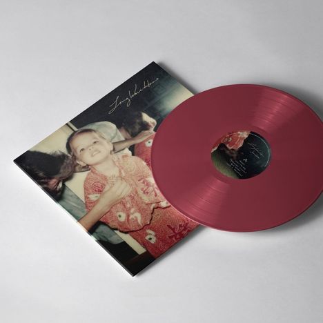 Schriftzug "Long Violent History" auf einem Plattencover. Ein Kind in roter Kleidung, daneben rotes Vinyl.