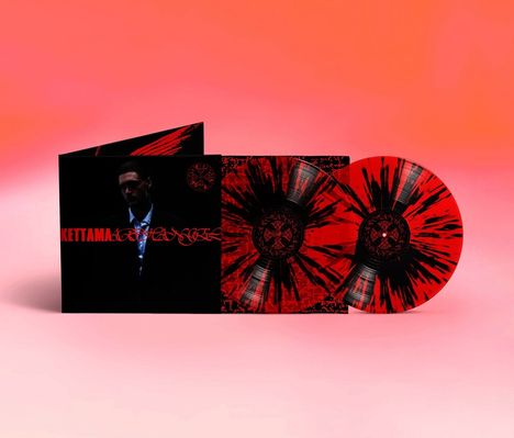 Text: "KETTAMA". Links ein Albumcover mit dunkel gekleidetem Mann. Zwei rote Schallplatten mit schwarzem Muster. Hintergrund orange.