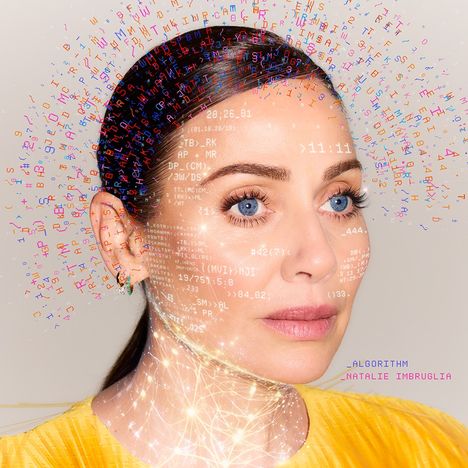 Texte: ALGORITHM, NATALIE IMBRUGLIA. Eine Frau mit digitalem Muster auf dem Gesicht, gelbes Outfit, futuristischer Stil.
