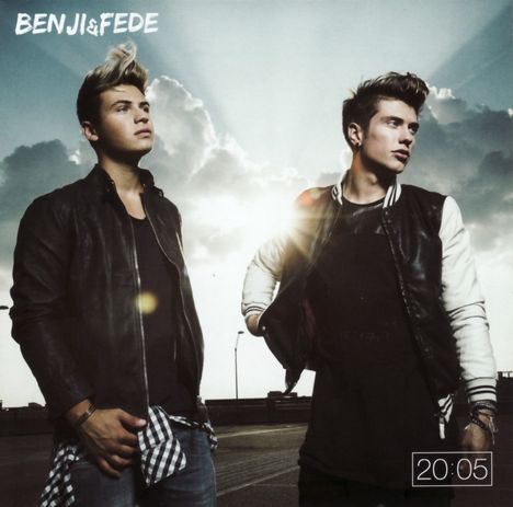 "BENJI & FEDE", "20:05"; zwei junge Männer in Jacken, Sonne im Hintergrund.