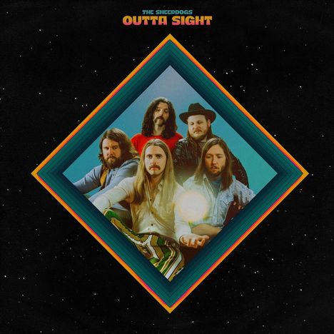 "The Sheepdogs, Outta Sight" oben. Fünf Männer, retro gekleidet, sitzen in einem bunten Rautenrahmen, umgeben von Sternenhimmel.