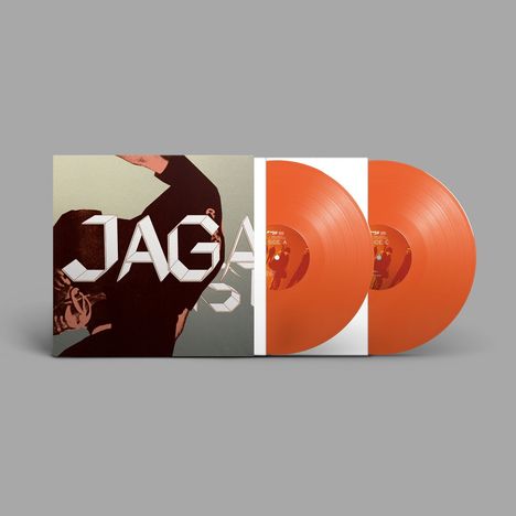 Der Text "JAGA" ist groß auf einem Albumcover. Zwei orangefarbene Vinylplatten sind sichtbar.