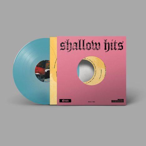 "shallow hits" in gotischer Schrift auf rosa Hülle, blaue Vinyl-Schallplatte sichtbar. Stylisch und retro gestaltet.