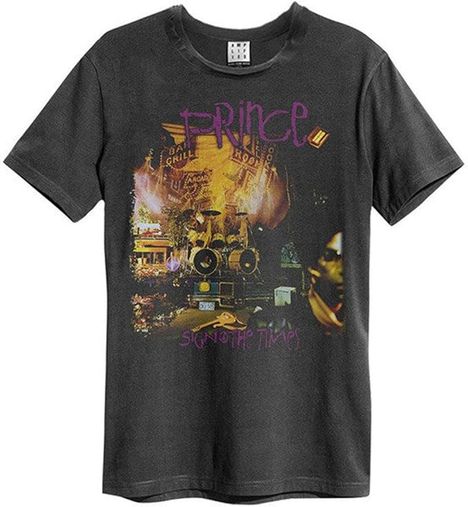 Auf einem T-Shirt steht oben "Prince" und unten "Sign o' the Times" in lila. Dazwischen eine bunte Collage.
