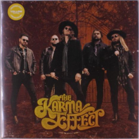 Der Schriftzug "The Karma Effect" in gelber, geschwungener Schrift. Fünf Männer in Lederklamotten und Hüten posieren.