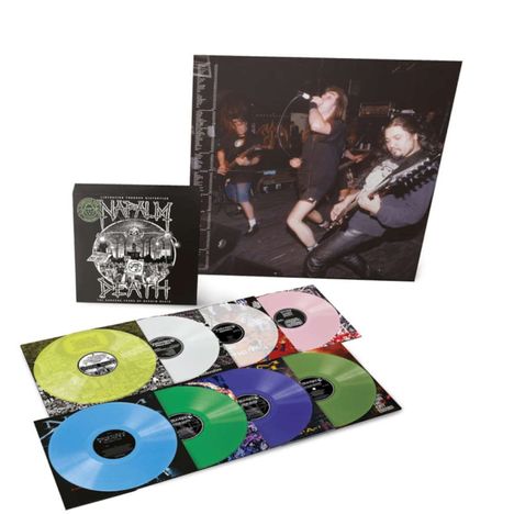 Napalm Death Logo, bunte Schallplatten, Abbildung einer Live-Band-Performance im Hintergrund.