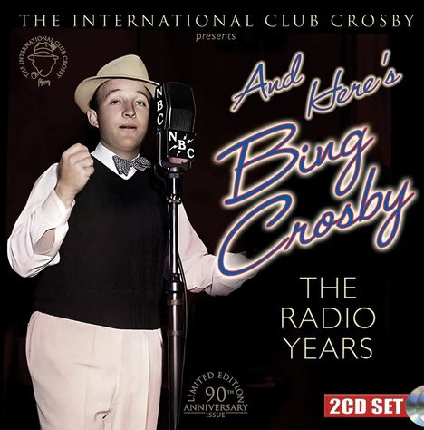 „And Here’s Bing Crosby: The Radio Years“. Ein Mann in Anzug und Hut singt in ein NBC-Mikrofon. 90th Anniversary Edition.