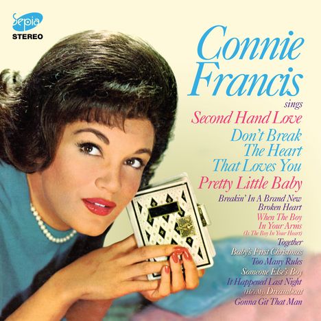 Connie Francis sings: Second Hand Love, Don’t Break The Heart That Loves You. Frau hält eine Retro-Kamera.
