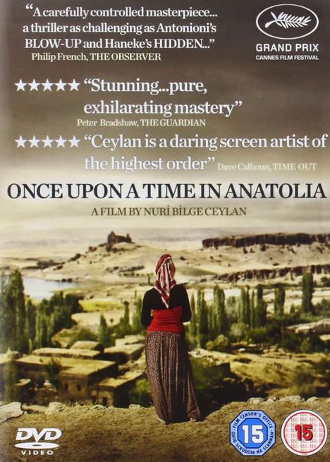 Texte: „A carefully controlled masterpiece...“, „Stunning...pure...“; Frau in traditioneller Kleidung blickt auf weite Landschaft.