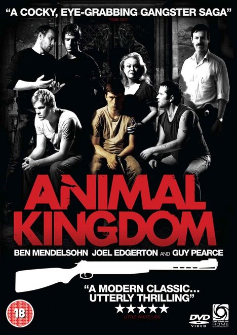 "A COCKY, EYE-GRABBING GANGSTER SAGA"; "ANIMAL KINGDOM"; "A MODERN CLASSIC... UTTERLY THRILLING". Im Hintergrund Gruppe von Menschen.