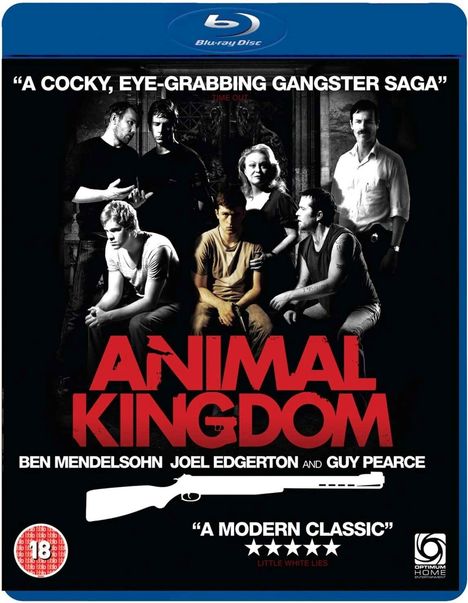 Texte: "A COCKY, EYE-GRABBING GANGSTER SAGA", "ANIMAL KINGDOM", "BEN MENDELSOHN JOEL EDGERTON AND GUY PEARCE", "A MODERN CLASSIC". Eine Gruppe Personen in Schwarz-Weiß.
