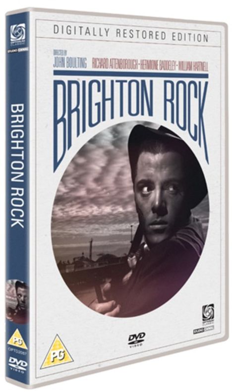 **BRIGHTON ROCK** oben in großen Buchstaben, Schwarz-Weiß-Foto eines Mannes mit Hut und ernster Miene.