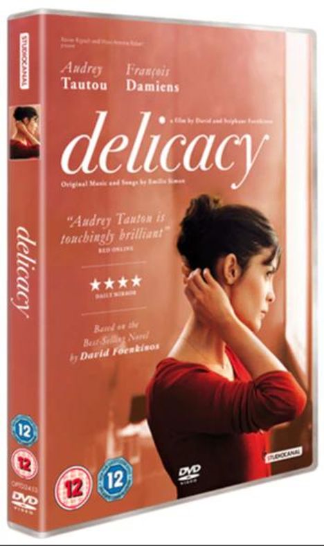 DVD-Hülle mit "delicacy", Audrey Tautou, Porträt von Frau im Profil, rote Kleidung, Bewertungstext und Sterne.