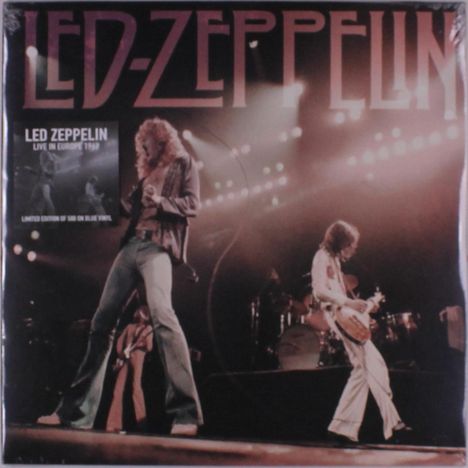 „Led Zeppelin“ steht in großen Buchstaben oben, darunter sieht man Musiker auf einer Bühne in Aktion mit Gitarren.