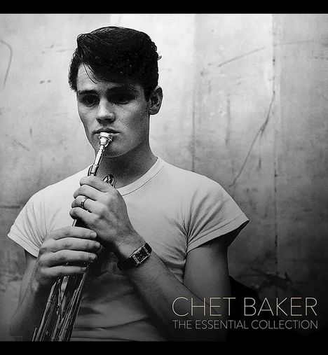 Text: "Chet Baker: The Essential Collection". Ein junger Mann in einem T-Shirt hält eine Trompete an seinen Lippen.