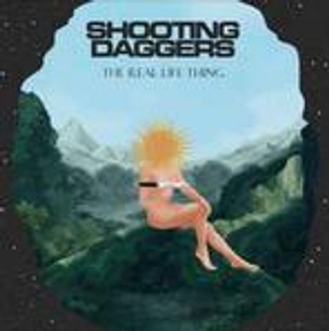 Text: "SHOOTING DAGGERS" und "THE REAL LIFE THING". Eine Illustration einer sitzenden Person vor einer Berglandschaft.