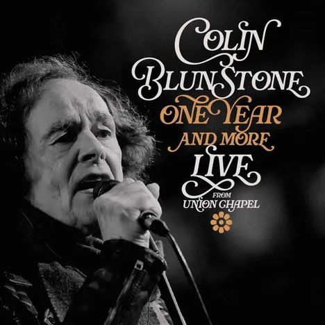 "Colin Blunstone One Year and More Live from Union Chapel." Schwarze-weiße Aufnahme eines Sängers mit Mikrofon.