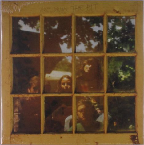 "Arc/Drive The Pit" oben. Vier Personen blicken durch ein vergittertes Fenster, im Hintergrund Bäume und Schatten.