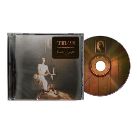 "Ethel Cain - Preacher's Daughter"; Cover mit Frau und Hund in sepiafarbenem Licht, CD zeigt ein Porträt.