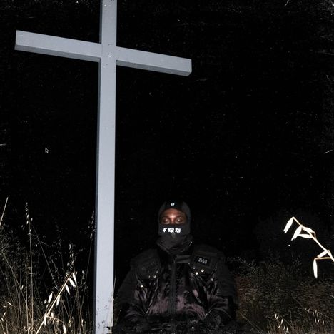 Unbekannte Schriftzeichen auf Gesichtsmaske. Dunkle Nacht, große Kreuz-Silhouette und maskierte Person in schwarzer Kleidung.