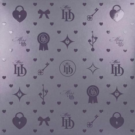 "Miss HD" mehrfach in einem Muster mit Schlössern, Schleifen, Schlüsseln und Herzen verteilt.