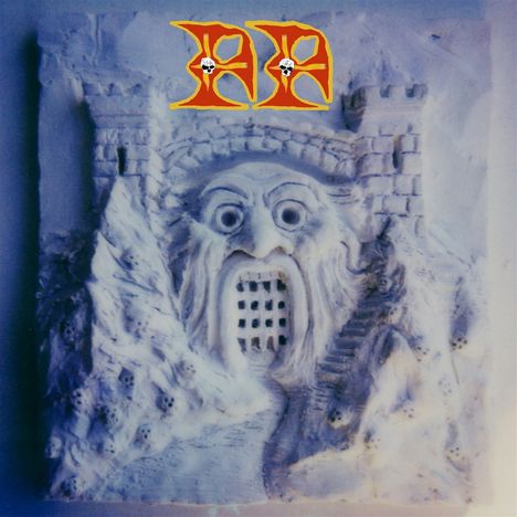 Zwei rote Buchstaben "AA" mit Totenköpfen. Eisskulptur eines furchterregenden Gesichts mit einer Festung im Hintergrund.