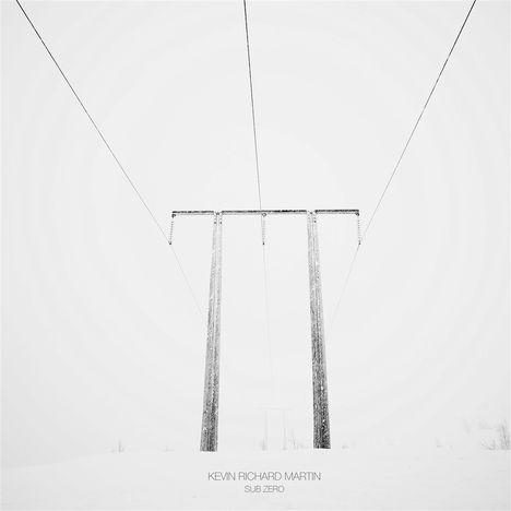 "KEVIN RICHARD MARTIN, SUB ZERO." Schwarze Stromleitungsmasten in einer verschneiten, nebligen Landschaft. Minimalistisch.