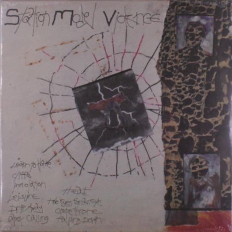 "Station Motel Violence" in krakeliger Schrift, abstrakte Zeichnungen, verwittertet-stilvolle Muster und Figuren auf hellem Hintergrund.