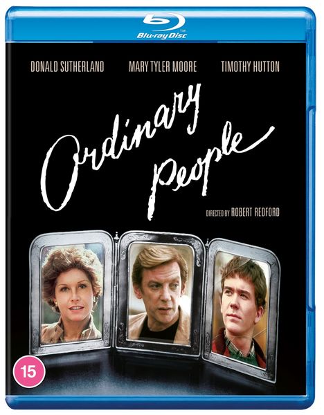 "Ordinary People" oben in Weiß. Darunter drei gerahmte Fotos von einem Mann und zwei Frauen. Altersfreigabe: 15.