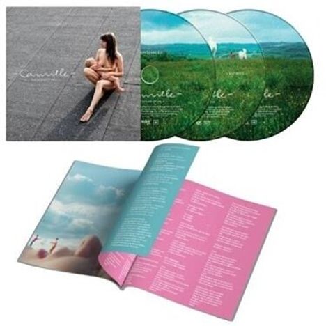 Oben: "Camille" auf drei CDs mit Landschaftsmotiv. Unten: Offenes Booklet mit blauen und rosa Seiten voller Text.