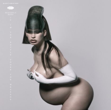 Text: "EARTH EATER, HEAVENLY BODY, I’M THE BOTTLE YOU’RE THE MESSAGE." Eine schwangere Frau mit futuristischem Helm und weißen Handschuhen.