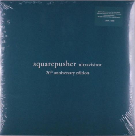 "squarepusher ultravisitor 20th anniversary edition" steht zentral auf einem schlichten, dunkelgrünen Hintergrund.