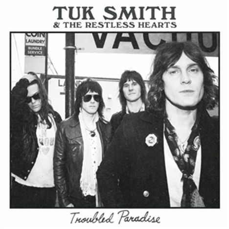 "Tuk Smith & The Restless Hearts" oben, "Troubled Paradise" unten; vier Personen mit Rock-Look in Schwarz-Weiß.
