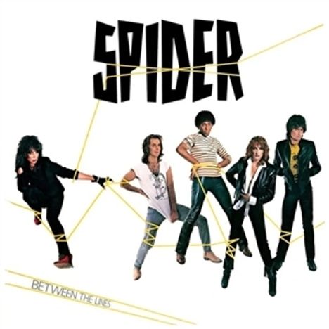 Text „SPIDER“ oben, „BETWEEN THE LINES“ unten. Fünf Personen posieren lässig, verbunden durch gelbe Linien.