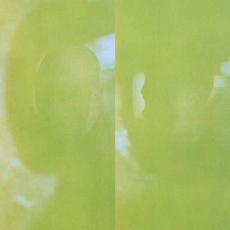 Keine Texte sichtbar. Zwei Gesichter undeutlich hinter grüner, transparenter Fläche.