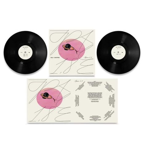 Text: „Nala Sinephro, Space 1.8“. Zwei Schallplatten und Cover mit rosa Kreis und schwarzem Planetensymbol.