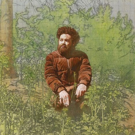 Ein Mann mit lockigem Haar und Bart sitzt in einem Wald, er trägt eine braune Jacke. Die Umgebung ist grün und skizzenhaft.