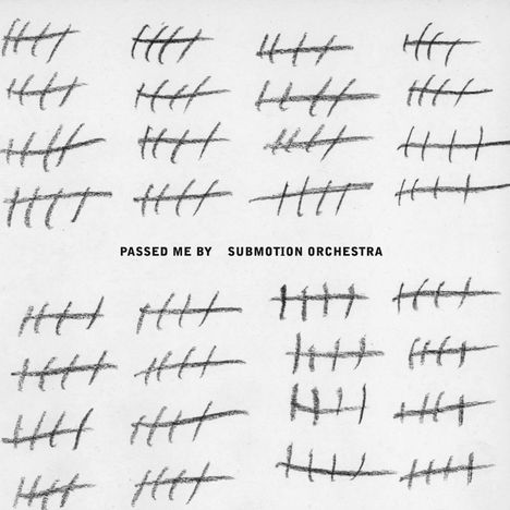 "PASSED ME BY SUBMOTION ORCHESTRA" in der Mitte. Strichmustern mit Gruppen von fünf Strichen.