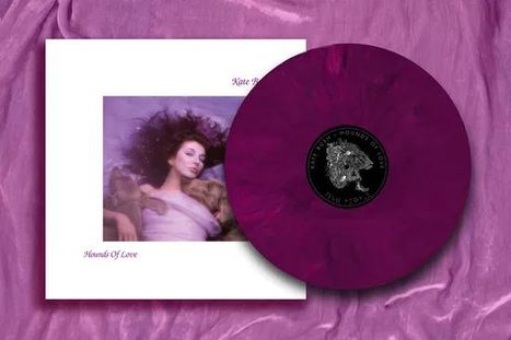 Die Wörter „Hounds Of Love“. Ein Albumcover mit einem Foto einer Frau und eine violette Vinyl-Schallplatte.