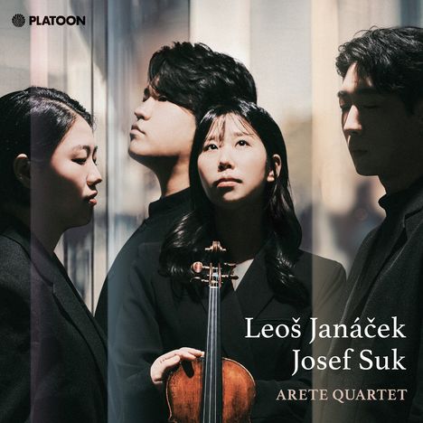 Leoš Janáček, Josef Suk, ARETE QUARTET. Vier Personen mit Instrument, ernst in einem städtischen Hintergrund.