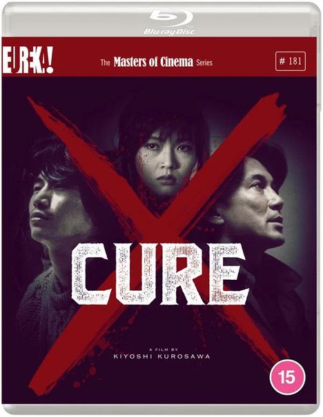 „CURE“ steht in großen Buchstaben über rotem X, drei ernste Gesichter im Hintergrund, oben „Masters of Cinema Series“.