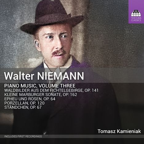 Walter NIEMANN, Piano Music, Volume Three: Werke von Tomasz Kamieniak. Ein Mann in historischem Anzug und Hut.
