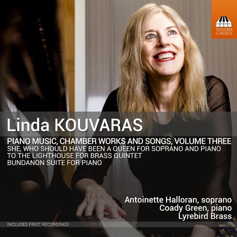 Texte im Vordergrund beschreiben Musik von Linda Kouvaras. Eine lächelnde Frau sitzt am Klavier. Oben rechts ein Logo.