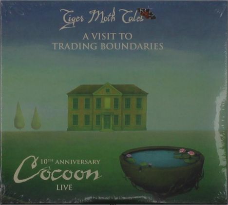 "Oberer Text: 'Tiger Moth Tales - A Visit to Trading Boundaries'. Unterer Text: '10th Anniversary Cocoon Live'. Illustration: Ein Haus vor Bäumen und einem Teich."