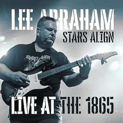 "LEE ABRAHAM, STARS ALIGN, LIVE AT THE 1865." Ein Musiker spielt auf der Bühne E-Gitarre, umgeben von Bühnenlichtern.