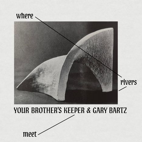 Texte: "where", "rivers", "meet", "YOUR BROTHER’S KEEPER & GARY BARTZ". Schwarz-Weiß-Foto einer abstrakten Skulptur.